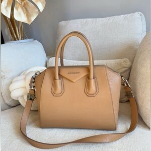 GIVENCHY
Medium Antigona Nude